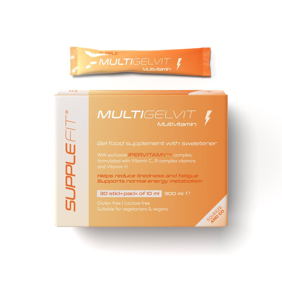 Profesjonalne zdjęcie produktowe na białym tle: pomarańczowo-białe pudełko Multigelvit oraz jedna saszetka żelu (stick-pack) powyżej. Widoczna informacja o kompleksie IPERVITAMY i zawartości 30 porcji po 10 ml