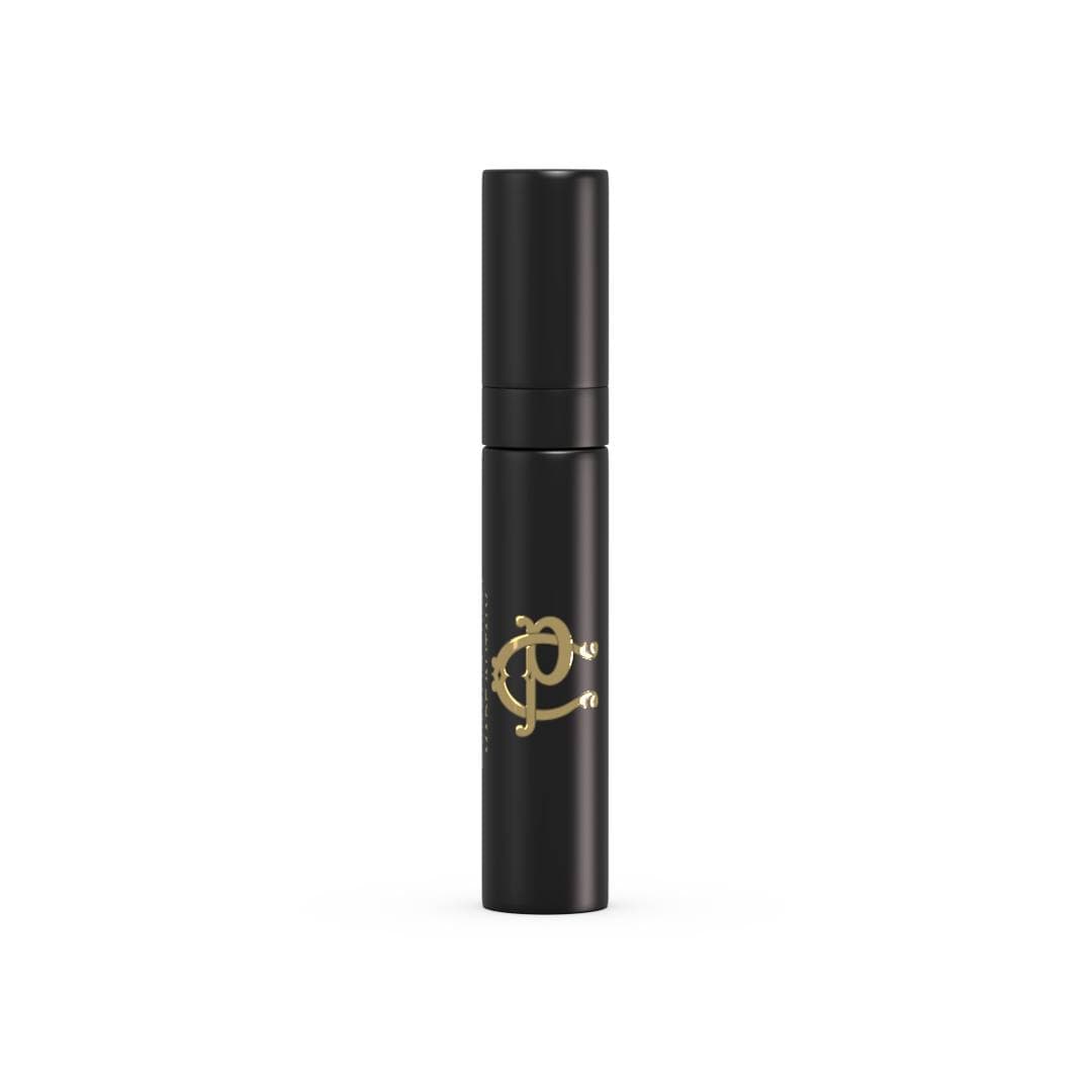 Mała, elegancka fiolka próbki zapachu do domu Musk Ritual o pojemności 3 ml w kolorze matowej czerni z dopasowaną czarną zatyczką. Na środku smukłego flakonika znajduje się luksusowe, złote logo marki Cooperativa Profumieri. Próbka stoi pionowo, zaprezentowana na minimalistycznym, czystym białym tle.